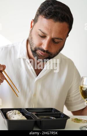 Tablett mit verschiedenen Sushi-Stücken. California Roll. Stockfoto