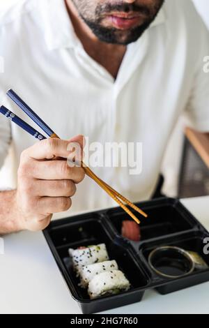 Tablett mit verschiedenen Sushi-Stücken. California Roll. Stockfoto