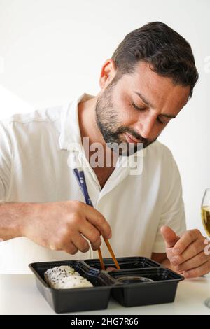 Tablett mit verschiedenen Sushi-Stücken. California Roll. Stockfoto