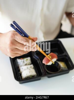 Tablett mit verschiedenen Sushi-Stücken. California Roll. Stockfoto