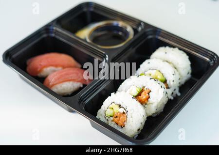 Tablett mit verschiedenen Sushi-Stücken. California Roll. Stockfoto