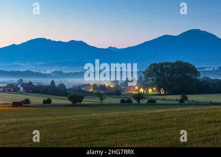 Blick auf Leziachov Dorf und Velka Fatra Berge, Slowakei. Stockfoto