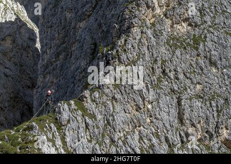 Italienischer Bergsteiger auf der Cadini Di Misurina Dolomite, Trentino, Italien Stockfoto