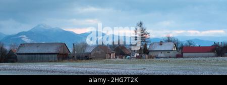 Blick auf Leziachov Dorf und Velka Fatra Berge, Slowakei. Stockfoto