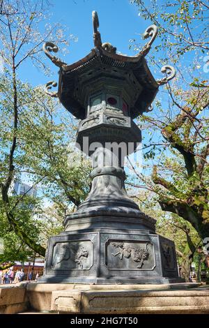 Der Blick auf die bronzene Laterne Kasuga-doro im Garten des Yasukuni-Schreins (friedliches Land) in Chiyoda, Tokio. Japan Stockfoto