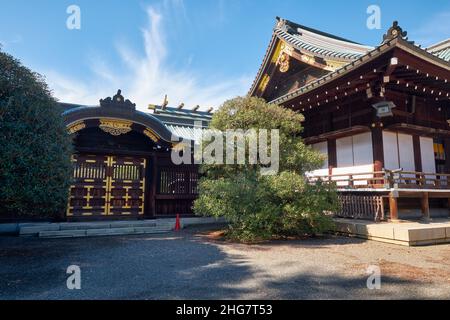 Der Blick auf Haiden (Haupthalle) und Sanshuden (Versammlungshalle) des Yasukuni Shinto-Schreins erinnert an diejenigen, die im Dienste Japans starben. Chiyoda, Tokio Stockfoto