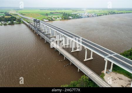 Luftaufnahme des Pacific Highway, der den Clarence River über die neuen und alten Brücken von Harwood in den Northern Rivers, NSW, Australien überquert. Stockfoto