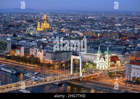 Budapest Nachtansicht Panorama bei Sonnenuntergang auf Donau und Attraktion Stockfoto