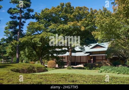 Suwa no Chaya Teehaus auf dem Gelände des Kaiserpalastes in Tokio. Der Name bezieht sich auf die schintoistische Gottheit Suwa, für die es einen kleinen Schrein in der Nähe des Teahou gab Stockfoto