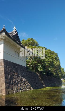 Kikyo-mon Gate (Uchi Sakurada-mon Gate) mit dem Kikyo-bori Graben um den Kaiserpalast von Tokio im Vordergrund. Tokio. Japan Stockfoto