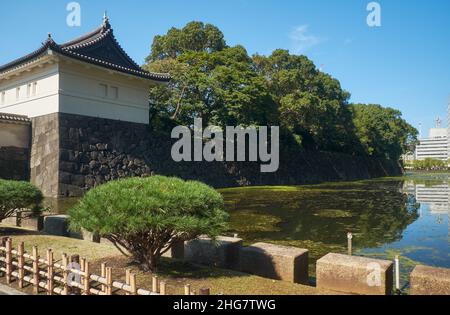 Kikyo-mon Gate (Uchi Sakurada-mon Gate) mit dem Kikyo-bori Graben um den Kaiserpalast von Tokio im Vordergrund. Tokio. Japan Stockfoto