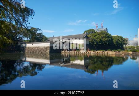 Kikyo-mon Gate (Uchi Sakurada-mon Gate) mit dem Kikyo-bori Graben um den Kaiserpalast von Tokio im Vordergrund. Tokio. Japan Stockfoto