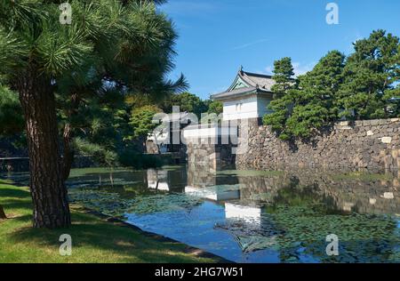 Kikyo-mon Gate (Uchi Sakurada-mon Gate) mit dem Kikyo-bori Graben um den Kaiserpalast von Tokio im Vordergrund. Tokio. Japan Stockfoto