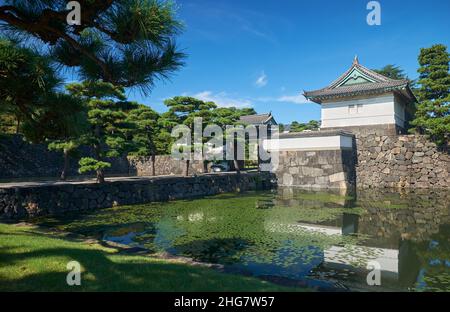 Kikyo-mon Gate (Uchi Sakurada-mon Gate) mit dem Kikyo-bori Graben um den Kaiserpalast von Tokio im Vordergrund. Tokio. Japan Stockfoto