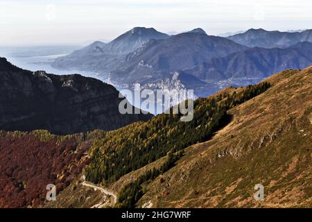 Panoramablick von den Bergen des Nago Baldo auf den gardasee, Italien, Trient Stockfoto