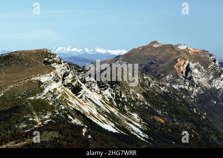 Baldo Berge und Talpanorama im Herbst, Trentino, Italien Stockfoto