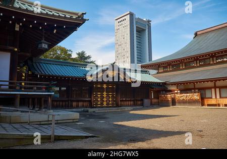 Der Blick auf Haiden (Haupthalle) und Sanshuden (Versammlungshalle) des Yasukuni Shinto-Schreins erinnert an diejenigen, die im Dienste Japans starben. Chiyoda, Tokio Stockfoto