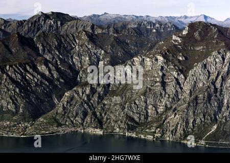 Limone sul Garda See und Berge Felsenküste Luftpanorama, Italien Stockfoto