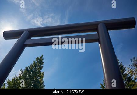 Der Blick hinauf zum Daini Torii (zweiter schintoistischer Schreinbogen), dem größten bronzenen Torii-Tor Japans. Yasukuni-Schrein st Chiyoda. Tokio. Japan Stockfoto