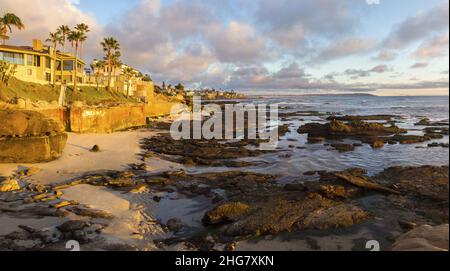 Malerische Südkalifornien Pazifikküste San Diego Windansea Beach Bird Rock Sonnenuntergang Himmel Panoramalandschaft Stockfoto