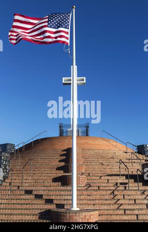 Mount Soledad National Veterans Memorial Structure mit amerikanischer Flagge am Monument Staircase in San Diego, Kalifornien, USA Stockfoto