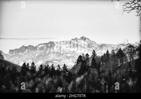 Schwarz-Weiß-Bild vom Sonnenuntergang in den Bergen. Der Santis Berg in den Appenzeller Alpen Schweiz Stockfoto