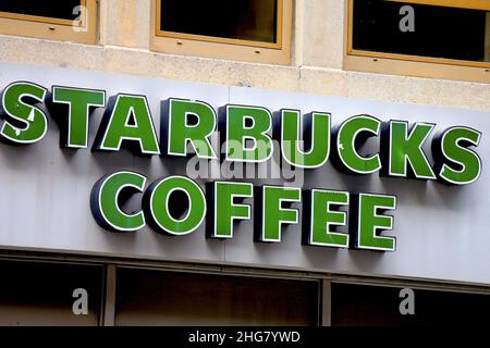 Logo der Marke Starbucks Coffee auf der Straße in New York City, NY, USA am 18. Januar 2022. Foto von Charles Guerin/ABACAPRESS.COM Stockfoto