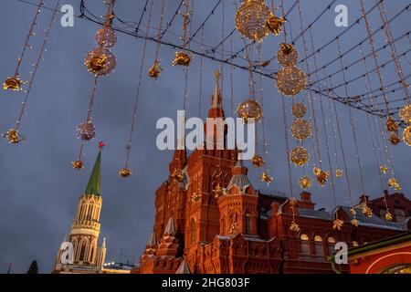 Das Staatliches Historisches Museum ist das größte Nationalmuseum Russlands. Seine Sammlungen bilden sich seit mehr als 100 Jahren und enthalten heute über 4,5 Millionen Objekte. Der Architekt Vladimir Sherwood und der Ingenieur Anatoli Semenov schufen das Gebäude des Museums auf dem Roten Platz. Es wurde im Juni 1883 während der Feierlichkeiten zur Krönung von Kaiser Alexander III. Für Besucher geöffnet Stockfoto