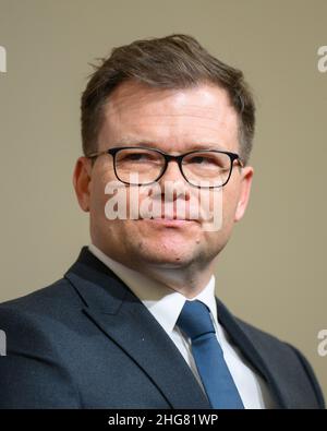 Dresden, Deutschland. 18th Januar 2022. Carsten Schneider (SPD), Staatsminister der Neuen Staaten, spricht nach einem Treffen mit dem sächsischen Ministerpräsidenten im Staatskanzlei mit Journalisten. Quelle: Robert Michael/dpa-Zentralbild/dpa/Alamy Live News Stockfoto