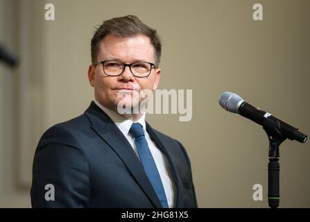 Dresden, Deutschland. 18th Januar 2022. Carsten Schneider (SPD), Staatsminister der Neuen Staaten, spricht nach einem Treffen mit dem sächsischen Ministerpräsidenten im Staatskanzlei mit Journalisten. Quelle: Robert Michael/dpa-Zentralbild/dpa/Alamy Live News Stockfoto