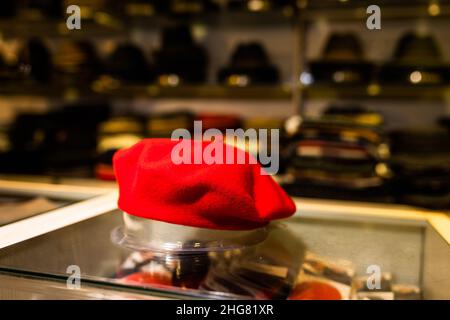 Freiburg Im Breisgau, Deutschland. 10th Januar 2022. Eine Baskenmütze liegt auf einem Plastikkegel in einem Hutlager. Die Baskenmütze ist diesen Winter wieder in Mode. (To dpa: 'Warum Pom-Pom-Hüte polarisieren und Baskenmützen hip sind') Quelle: Philipp von Ditfurth/dpa/Alamy Live News Stockfoto