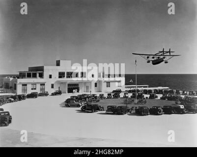 Sikorsky S-40 nähert sich dem Miami Pan am Terminal c1934. Stockfoto