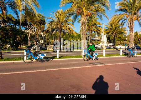 Nizza, Frankreich, Gruppe Junge Frauen Radfahren, Radfahren in der Stadt Bike Sharing Scheme, auf der Promenade des Anglais Stockfoto