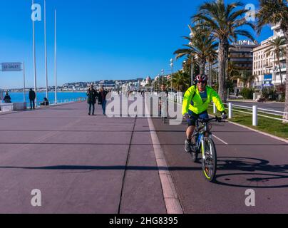 Nizza, Frankreich, Straßenszenen, Leute mit mittlerer Menschenmenge zu Fuß, Radfahren in der Stadt, Radfahren in der Stadt, Fahrradweg, französisches Umweltprogramm, Promenade des Anglais Beach Fun Nizza Stockfoto