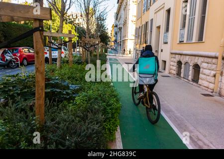 Nizza, Frankreich, Straßenszenen, Menschen Radfahren, Lebensmittel-Delivery-Mann, Von hinten, Radfahren im Stadtzentrum, Ökologische Straßenrenovierungen, Arbeitsunsicherheit Stockfoto