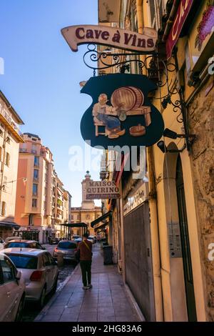 Nizza, Frankreich, Alte Ladenschilder, Ladenfronten, Französischer Weinladen, in der Altstadt, Straßenszenen, schöne Vintage-Stadt Stockfoto