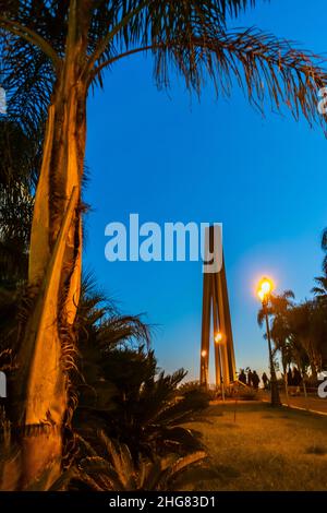 Nizza, Frankreich, Moderne öffentliche Skulptur auf dem Display. Draußen in der Nacht, Promenade des Anglais, Credit: Bernar Venet Esplanade Georges Centre die Skulptur "Neuf Lignes Obliques" (neun schräge Linien) erinnert an den 150th. Jahrestag der Annexion der Compte (Grafschaft) von Nizza durch Frankreich. Stockfoto