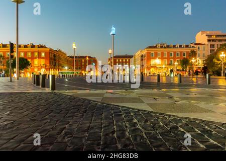 Nizza, Frankreich, Weitwinkelansicht, Straßenszene, Nacht, die moderne Skulptur des spanischen Künstlers „Jaume Plensa“ befindet sich auf beiden Seiten der Straßenbahnlinie, die durch den „Place Massena“ in vieille Ville führt Stockfoto