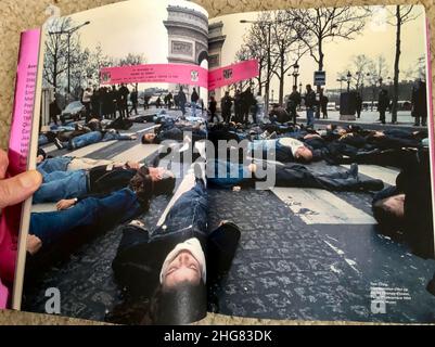 Marseille, Frankreich, französisches Anthopologisches Buch über HIV-AIDS-Geschichte, „die Epidemie ist nicht vorbei“ Detail, Act up-Paris, AIDS-Aktivismus, Foto von Tom Craig, Reportage Photography Stockfoto