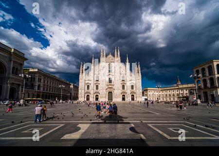 Blick auf die Fassade des Mailänder Doms, Duomo di Milano, vom Domplatz aus gesehen, Piazza del Duomo. Stockfoto