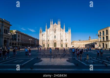 Blick auf die Fassade des Mailänder Doms, Duomo di Milano, vom Domplatz aus gesehen, Piazza del Duomo. Stockfoto