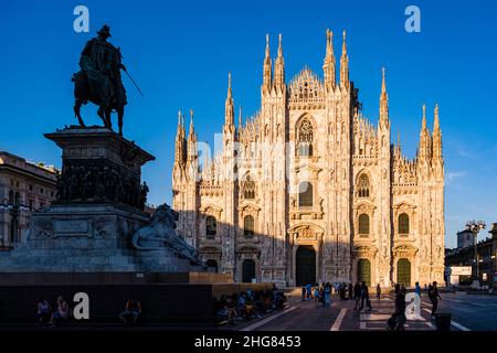Die Reiterstatue von Vittorio Emanuele II mit Blick auf die Fassade des Mailänder Doms, Duomo di Milano, vom Domplatz, Piazza del Duomo aus gesehen. Stockfoto