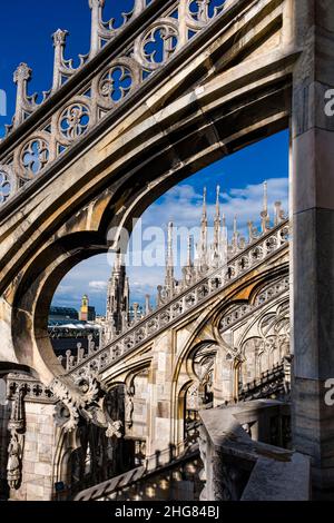 Details des künstlerischen Mauerwerks des Mailänder Doms, Duomo di Milano. Stockfoto