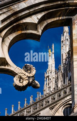 Details des künstlerischen Mauerwerks des Mailänder Doms, Duomo di Milano. Stockfoto