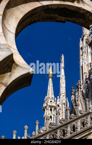 Details des künstlerischen Mauerwerks des Mailänder Doms, Duomo di Milano. Stockfoto