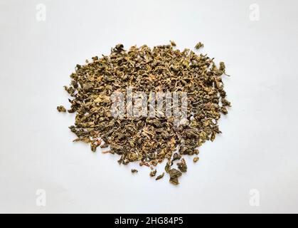Chinesischer grüner Tee isoliert auf weißem Hintergrund. Draufsicht. Traditioneller chinesischer Tee Stockfoto