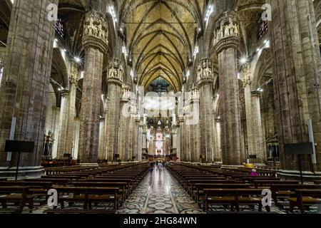 Innenansicht des Mailänder Doms, Duomo di Milano, mit herrlichen Marmorsäulen und hohen Bögen. Stockfoto