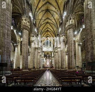 Innenansicht des Mailänder Doms, Duomo di Milano, mit herrlichen Marmorsäulen und hohen Bögen. Stockfoto