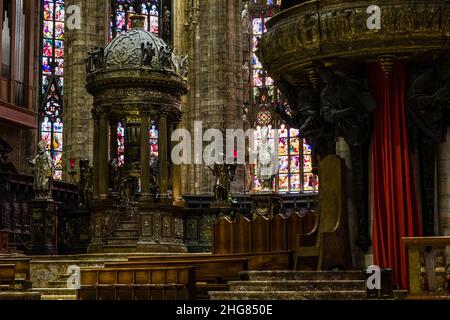 Das Innere des Mailänder Doms, Duomo di Milano, mit prächtigen Kanzeln, Statuen und farbigen Bleiglasfenstern. Stockfoto