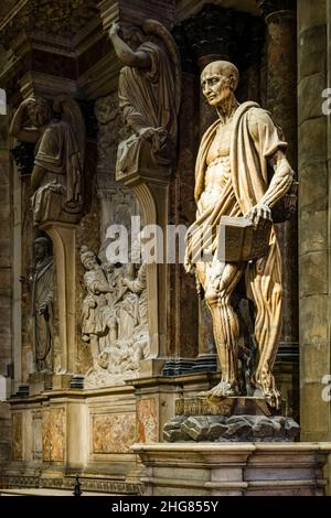 Die berühmteste Statue des Mailänder Doms, der Duomo di Milano, der misshandelte Heilige Bartholomäus, wurde 1562 von Marco d'Agrate geschaffen. Stockfoto